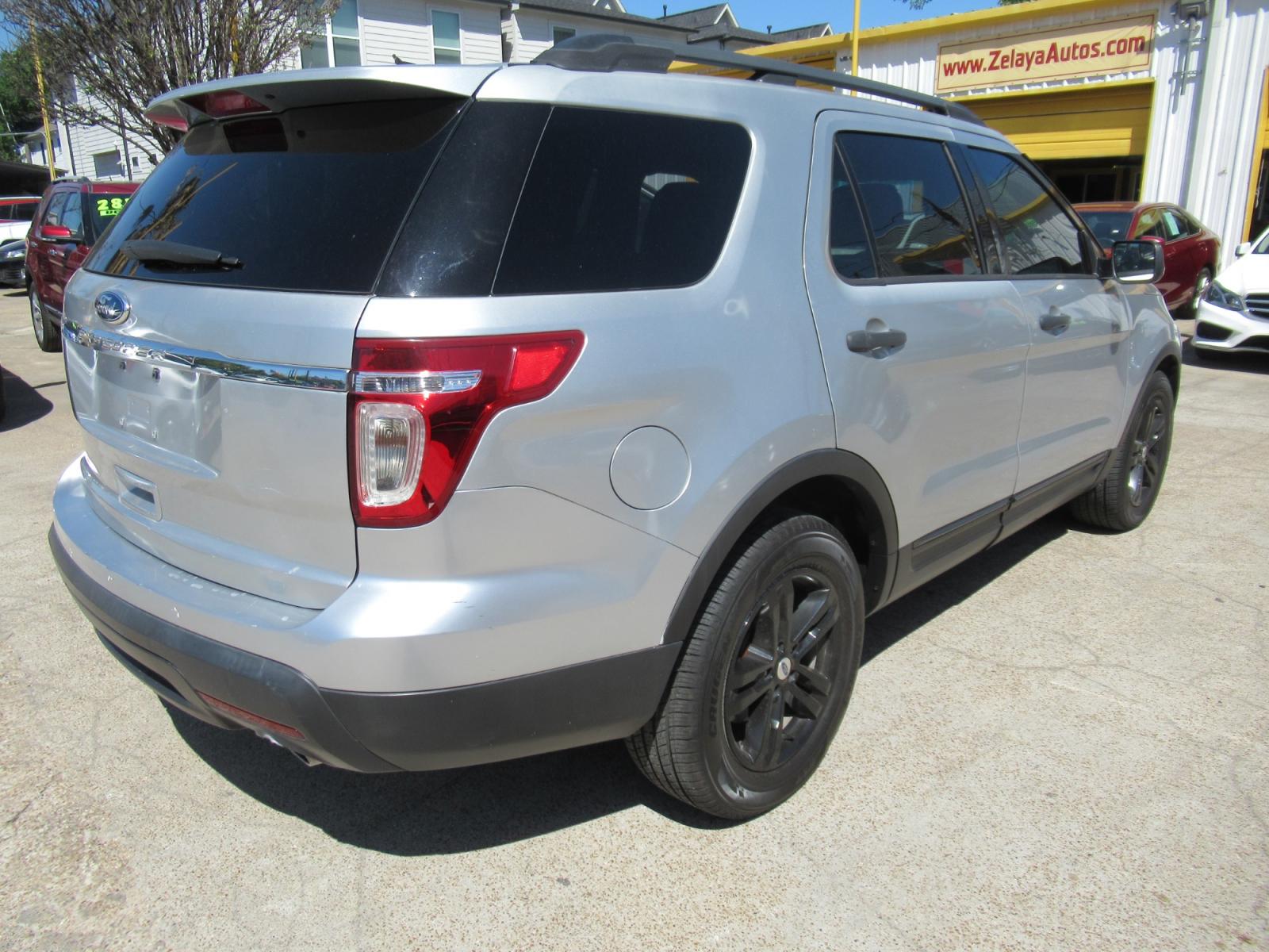 2015 Silver /Gray Ford Explorer XLT (1FM5K7B8XFG) with an 3.5L V6 F DOHC 24V engine, Automatic transmission, located at 1511 North Shepherd Dr., Houston, TX, 77008, (281) 657-1221, 29.798361, -95.412560 - 2015 FORD EXPLORER VIN: 1FM5K7B8XFGB17981 1 F M 5 K 7 B 8 X F G B 1 7 9 8 1 4 DOOR WAGON/SPORT UTILITY 3.5L V6 F DOHC 24V GASOLINE FRONT WHEEL DRIVE - Photo #20